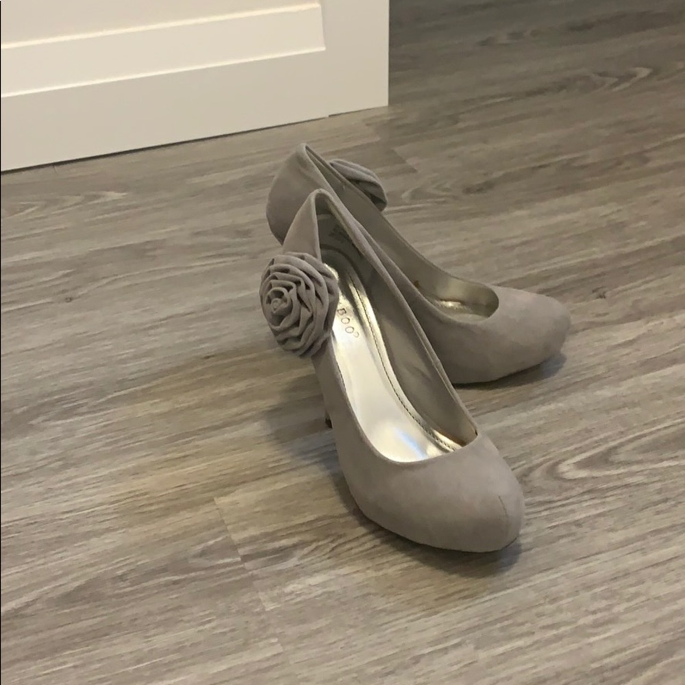 Women’s grey heels